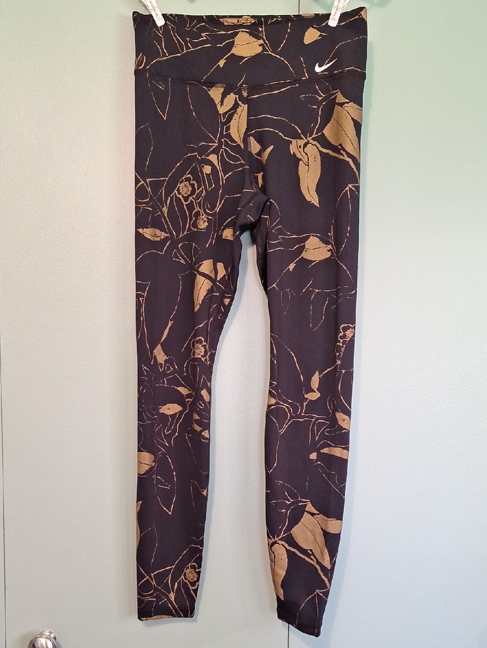 Nike Dri Fit Black And Bronze Athletic Legging Size Medium